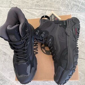 New men’s Sz 4, 5 or women’s Sz 5.5, 6.5 Vans Black Men's Boots Gore-tex MTE
